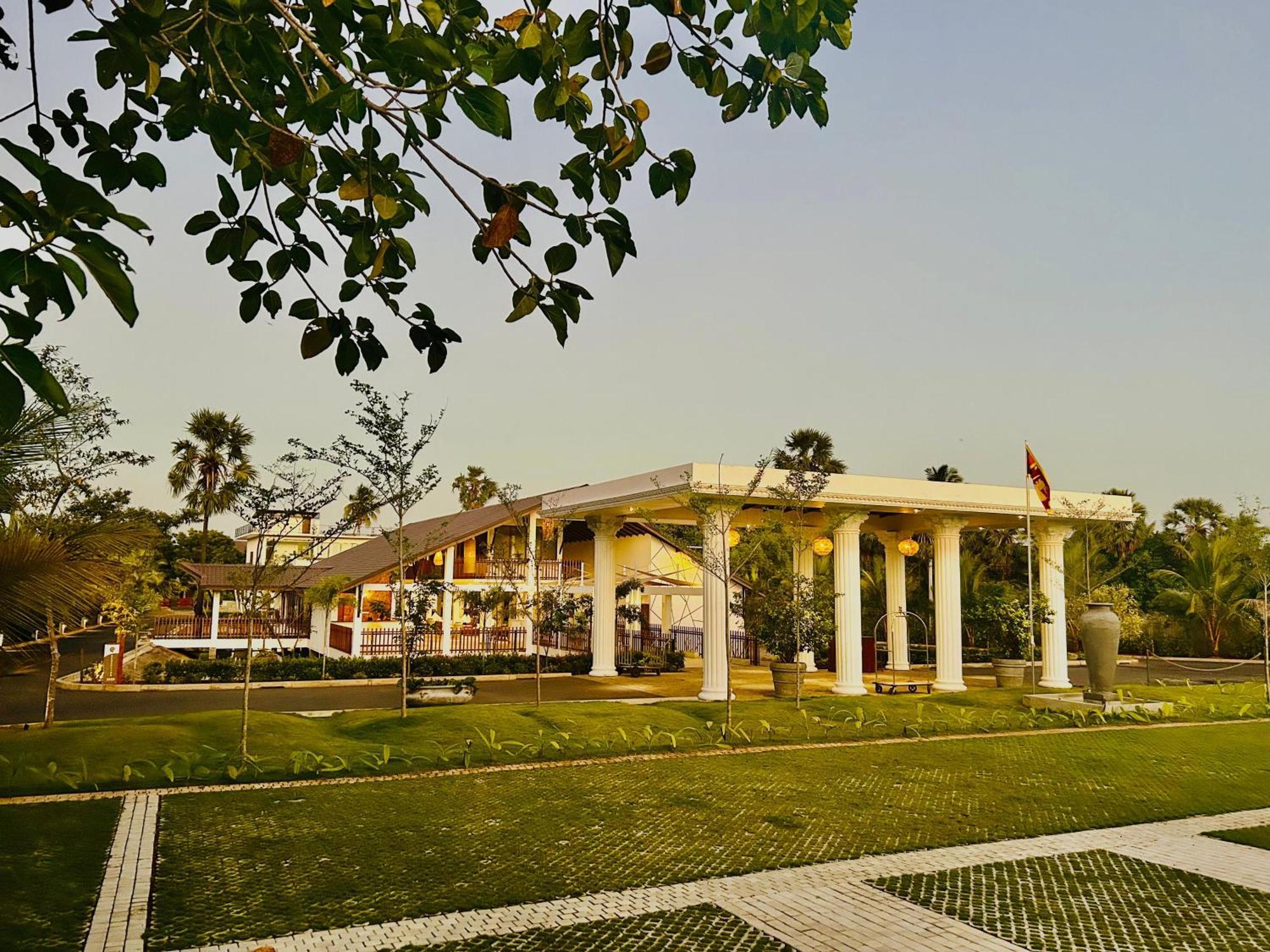 Uppuveli Beach By Dsk Trincomalee Exterior photo